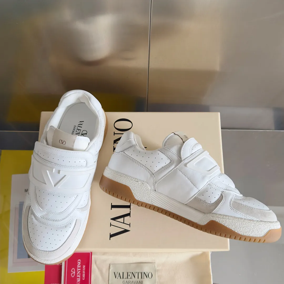 [Valentino] P: 880💰 Couple model, size: ▪️Size: Women's model 35-40 / Men's model 39-44 (45 customized) Valentino Valentino Couple model Joie de Jouer series Velcro Thick sole Bread shoes Couple model Casual sports shoes White shoes Original purchase and development Production Joie de Jouer series The style is simple but not out of style. The pure white base is paired with fresh green and soft beige, and the unique Velcro design highlights your personality. Every detail tells the fashion and quality. Wear it, take a confident step, and start the fashion journey. Exquisite packaging at the delivery counter🛍📦 ▪️Fabrics: Original custom imported first-layer cowhide ▪️Inner lining: Original custom-made soft sheepskin lining ▪️Outsole: Original open-molded anti-slip TPU material ▪️Sole thickness: 3.5CM